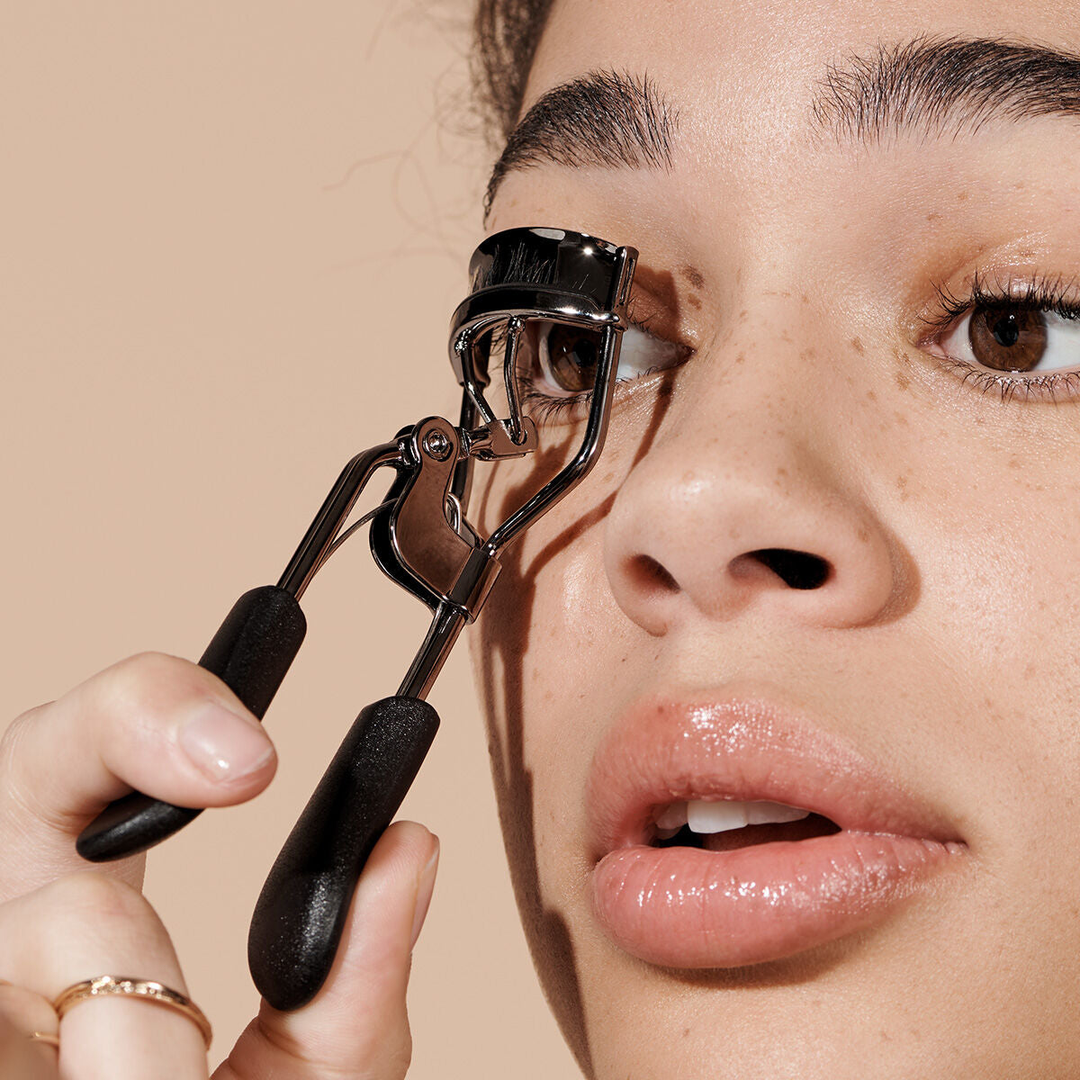 EYELASH CURLER